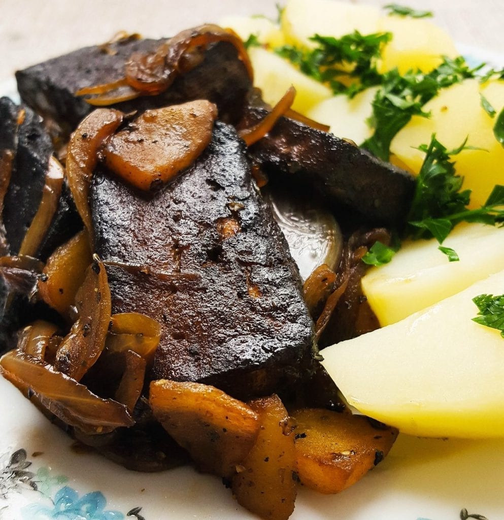Wegańska wątróbka, czyli tofu z cebulą i jabłkiem