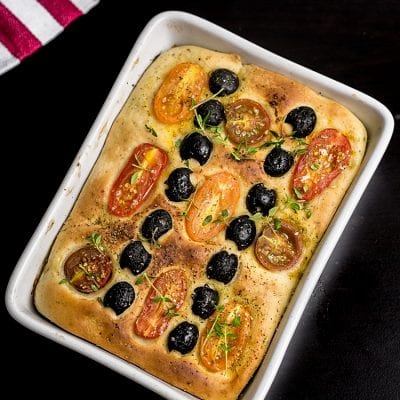 Focaccia z pomidorami i oliwkami