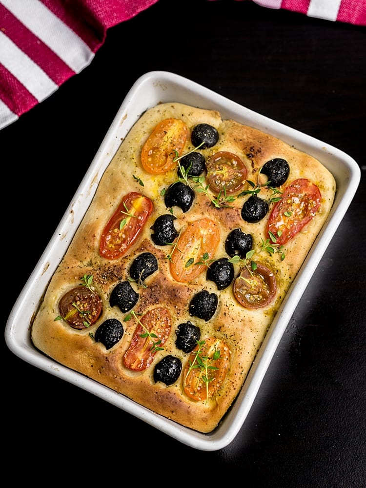 Focaccia z pomidorami i oliwkami