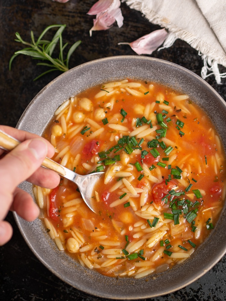 Włoska zupa pomidorowa z ciecierzycą i makaronem orzo
