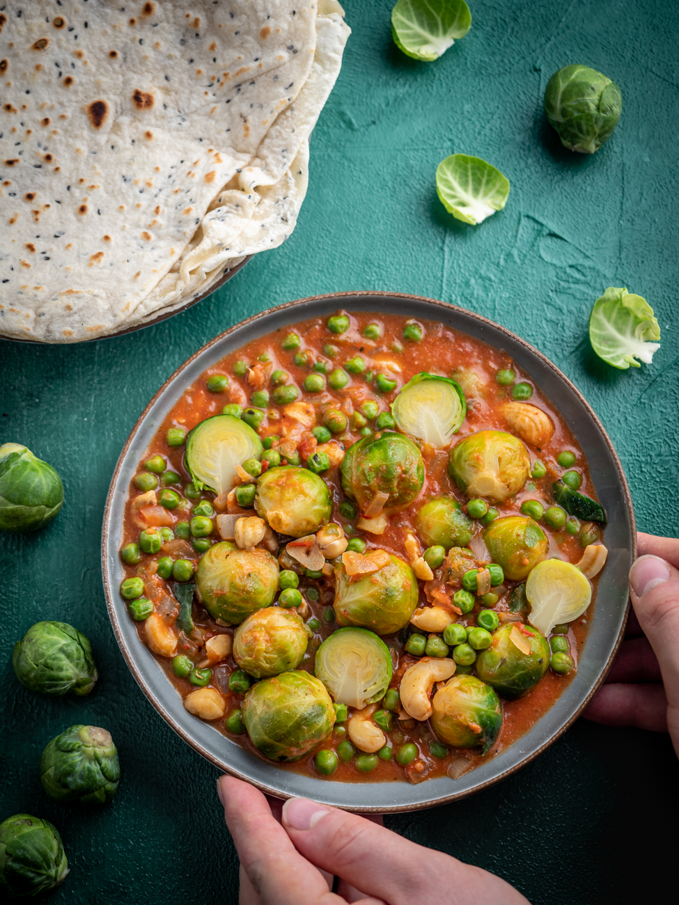 Curry z brukselką i zielonym groszkiem