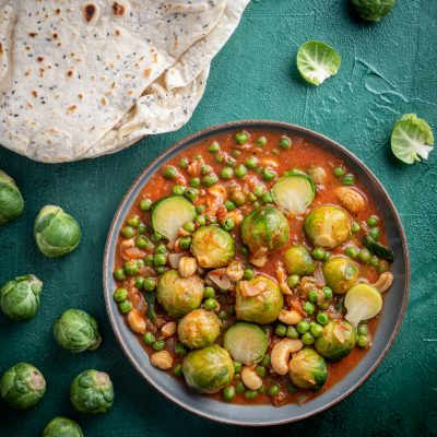 Curry z brukselką i zielonym groszkiem