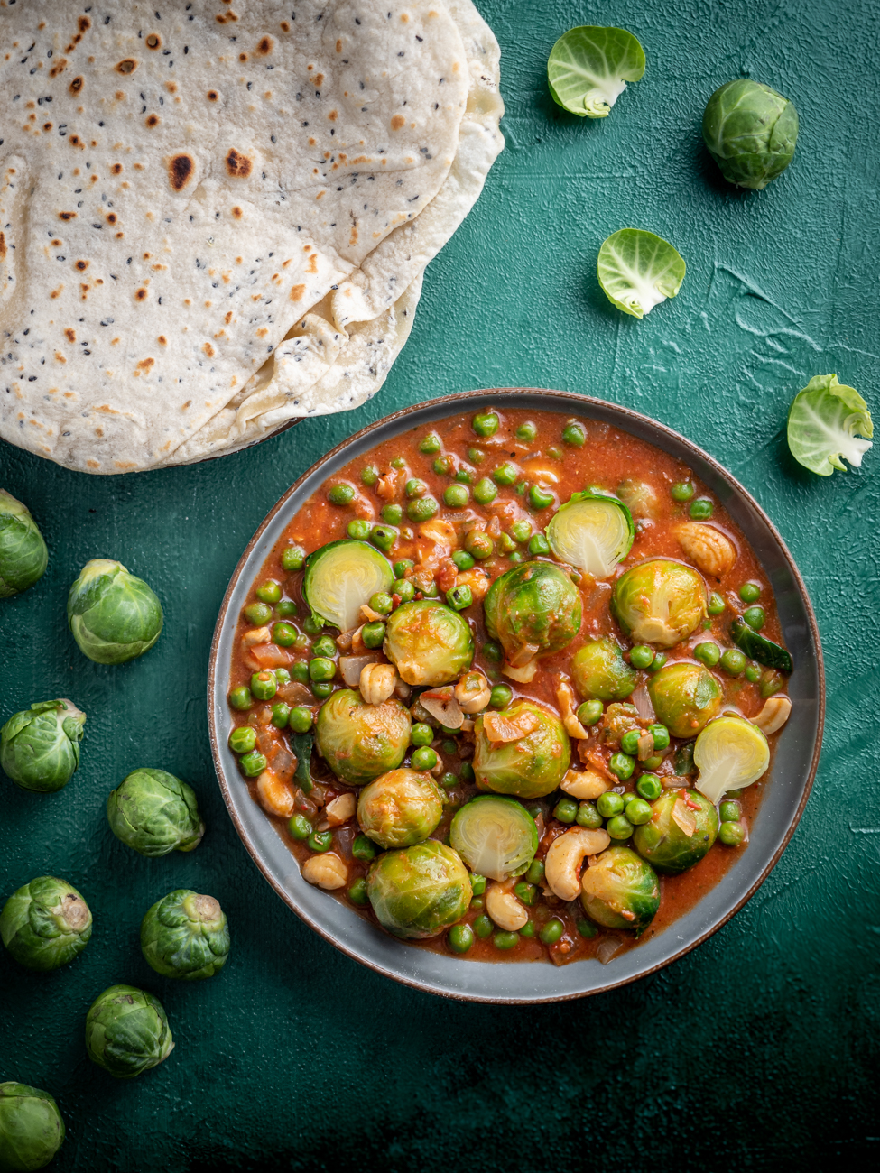 Curry z brukselką i zielonym groszkiem